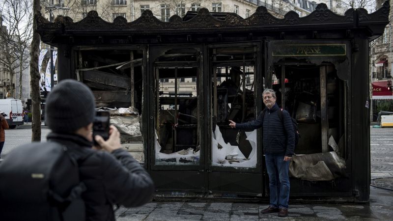 FOTO: Dzelteno vestu protests Parīzē pāraug vardarbībā
