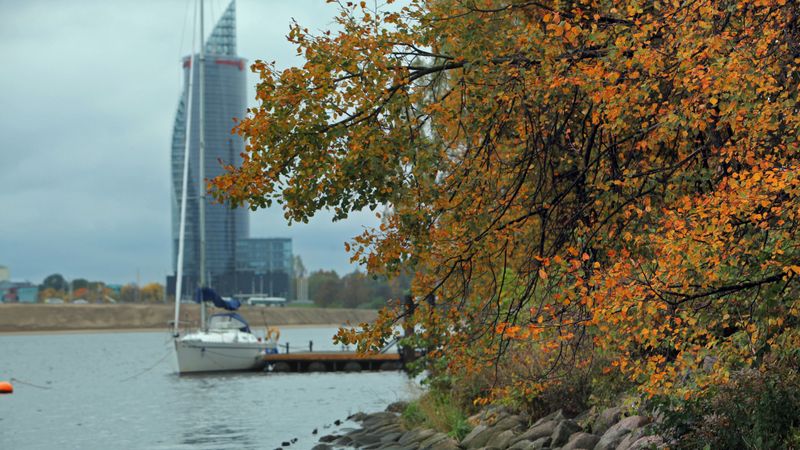 Skatu uz Ķīpsalu aizsegšot prāmji