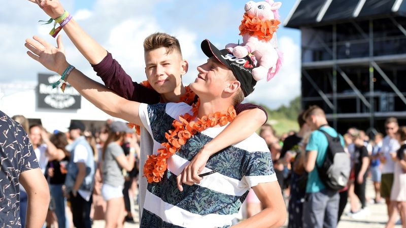 Būs papildu vilcieni uz festivāliem