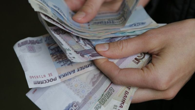 Rubļa vērtība pusotra mēneša zemākajā līmenī