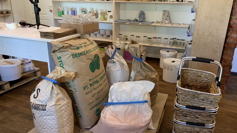 Pārtikas krājumus pastiprināti iepērk arī beziepakojuma veikalos