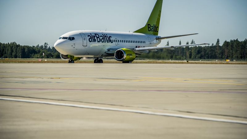 airBaltic atvadās no pēdējās Boeing 737 lidmašīnas
