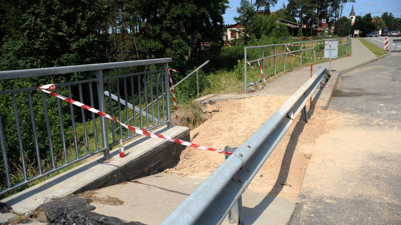 Galerija: Lietus nodarītie postījumi tiltam pār Baltezera kanālu