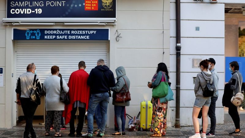 Čehija pastiprina sociālās distancēšanās noteikumus