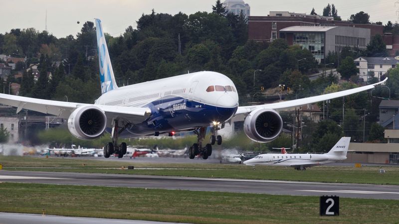 Boeing ievērojami palielinās Dreamliner ražošanas apjomus