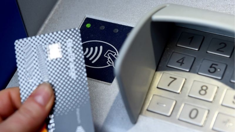 FOTO: BlueOrange Bank uzstāda Latvijā pirmos bezkontakta karšu bankomātus