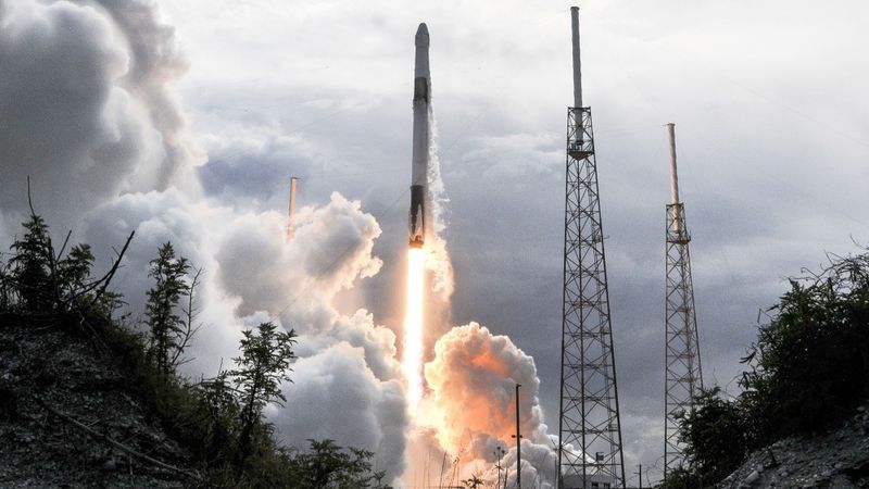 SpaceX kosmosa kuģis Dragon saslēdzies ar SKS