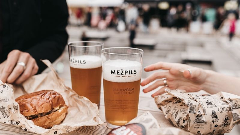 Investējot 30 tūkstošus eiro, Mežpils alus piedāvās depozītglāzes