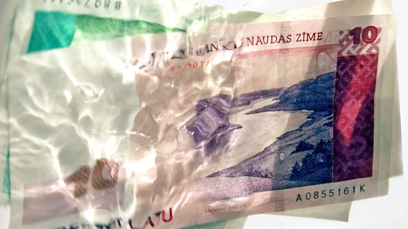 Aptur grupējumu, kas legalizējis noziedzīgi iegūtus līdzekļus vairāk nekā sešu miljonu latu apmērā