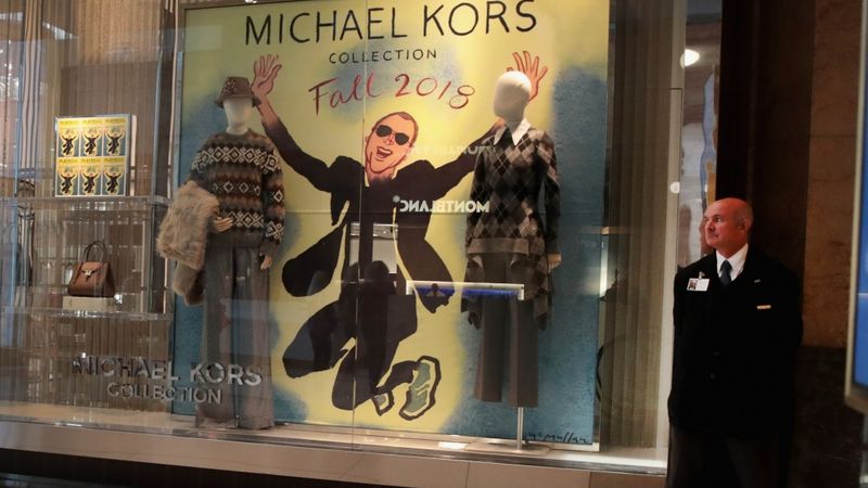 Mediji: Michael Kors ir tuvu Versace pārņemšanas darījuma noslēgšanai