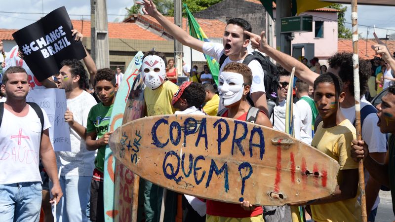 Brazīlija piekāpjas demonstrantiem, tomēr protesta akcijas turpinās