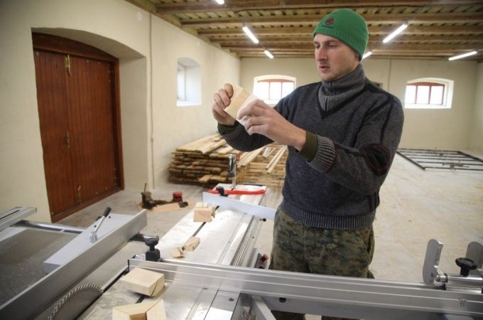 Ražos ekskluzīvas mēbeles nekurienes vidū