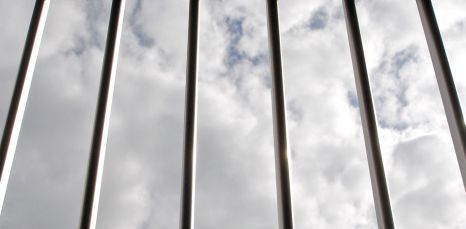 Divi latvieši uzdarbojoties Polijas benzīntankā, nonāk aiz restēm