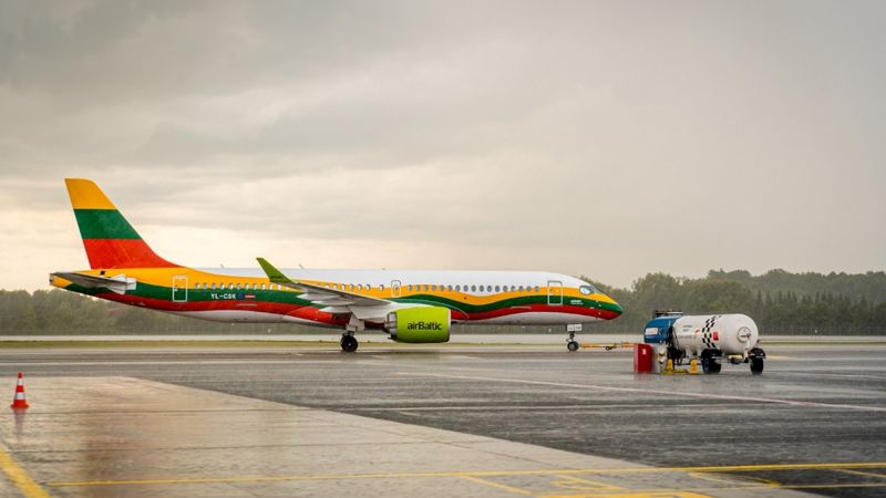 airBaltic izkrāso lidmašīnu par godu Lietuvai