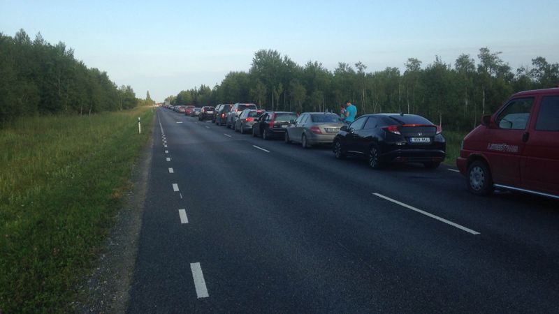 Vasarnieki ceļā uz Muhu un Sāremas salu nīkst garās rindās