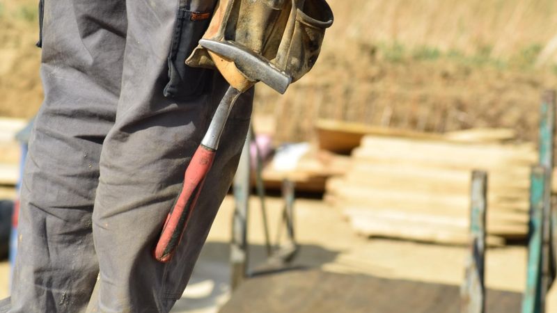 Par "aplokšņu" algu izmaksu VID veicis kratīšanu būvniecības uzņēmumā