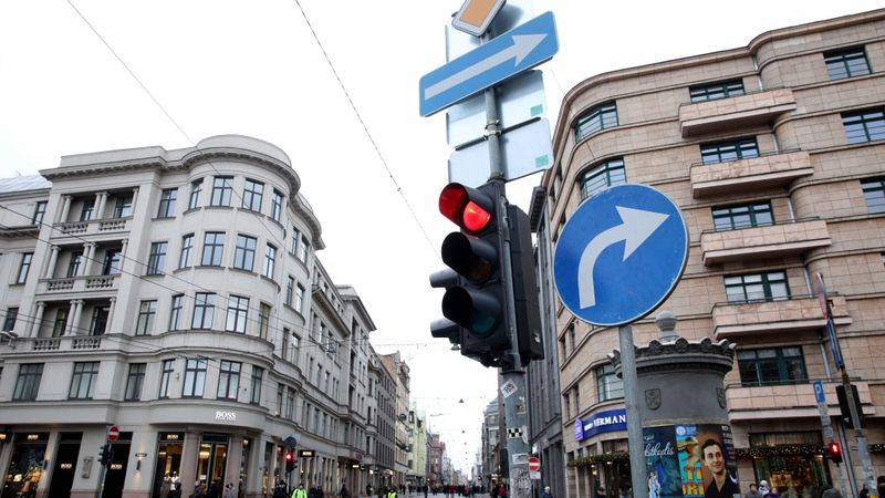Uz mēnesi autotransportam slēgsTērbatas ielu