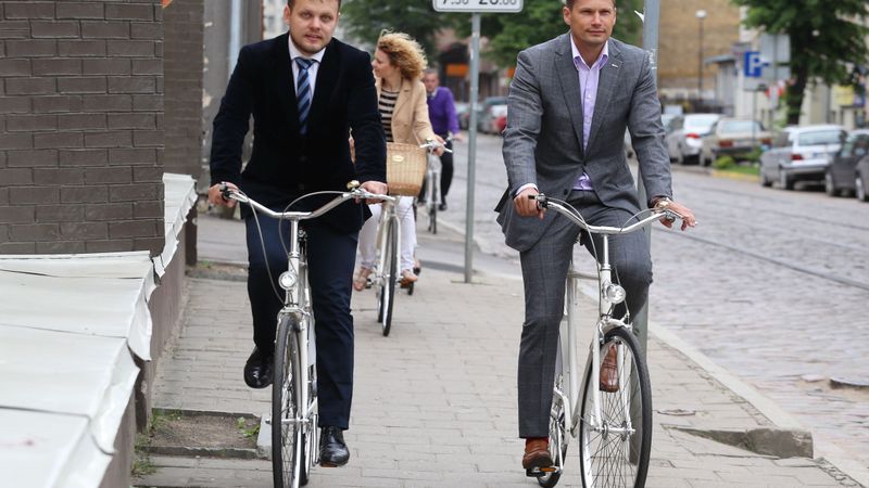 Ērenpreisa riteņu darbnīca izgatavojusi pirmos korporatīvos divriteņus