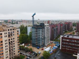Hepsor mājokļu projektam Purvciemā atzīmēti spāru svētki