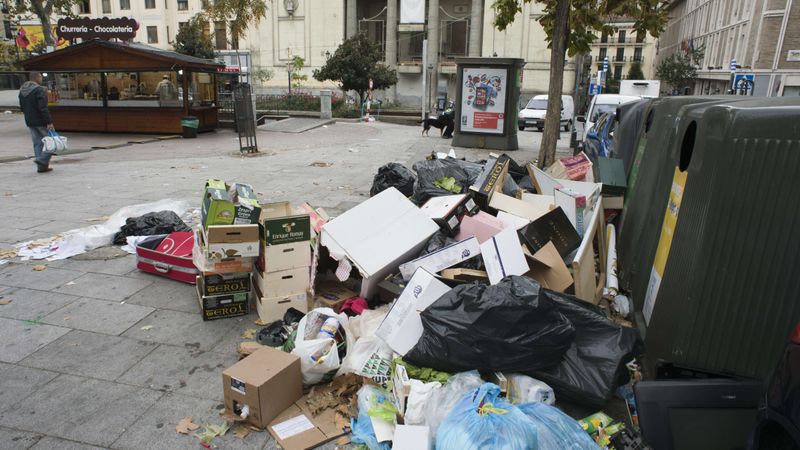 Sētnieku un atkritumu izvedēju streika dēļ Madride pamazām pārvēršas par izgāztuvi