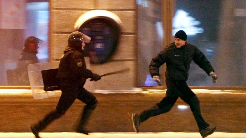 Pēc Lukašenko pārvēlēšanas milicija arestē pārējos kandidātus un simtiem protestētāju