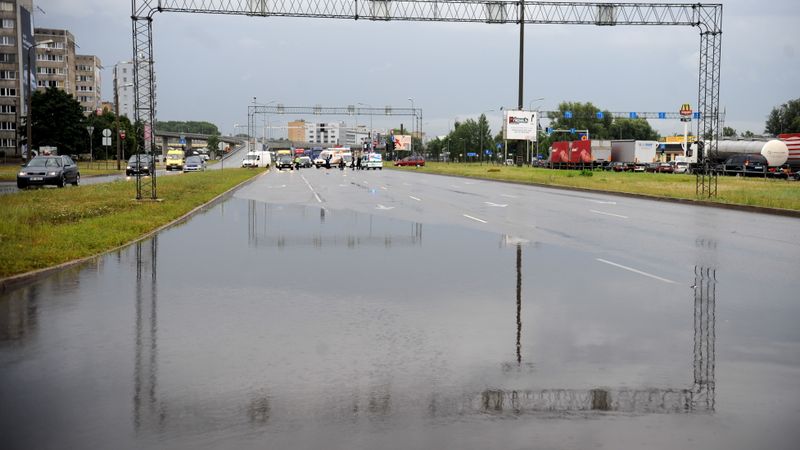 Lietusgāzes appludinājušas Krasta ielu; elektropiegāde traucēta ap 5000 mājsaimniecību