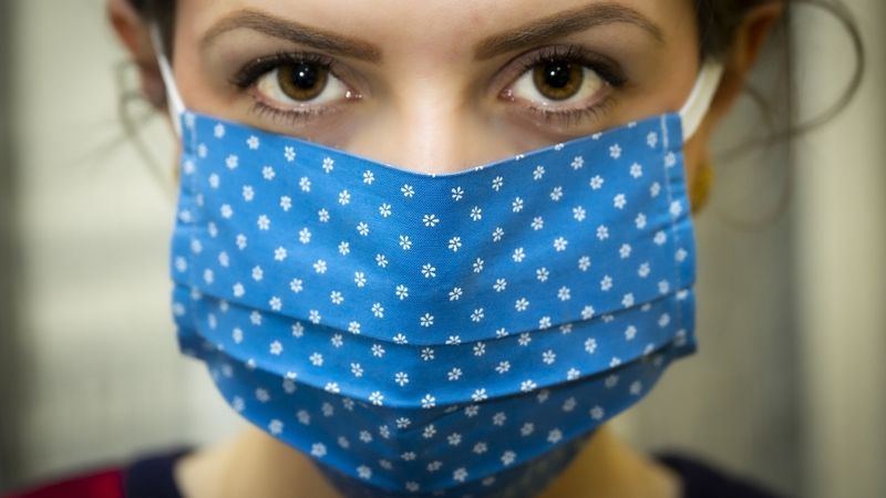 Lietuvas sabiedriskajā transportā un veikalos no sestdienas atkal obligāti jāvalkā sejas maskas