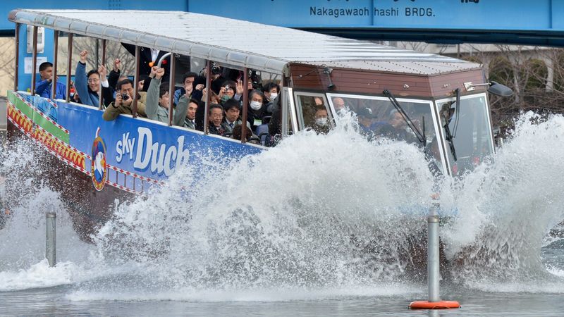 Tokijā darbu sāk pirmie tūristu autobusi - amfībijas