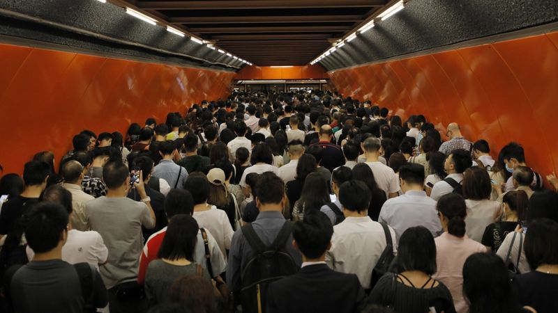 Protestētāji Honkongā izjauc metro kustību