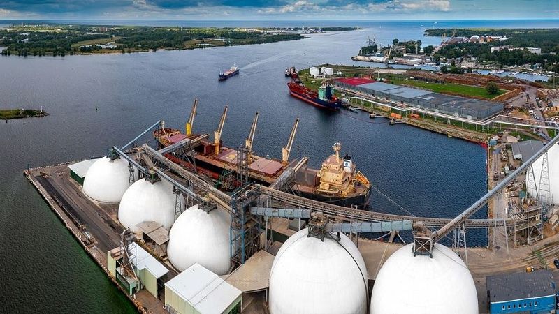 Latvijas ostās pārkrauto kravu apmērs astoņos mēnešos samazinājies par 10,7%