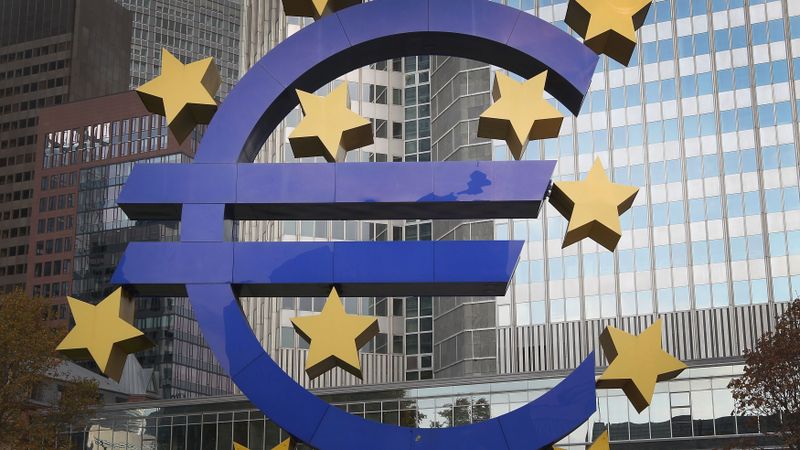 ECB drukās vismaz triljonu