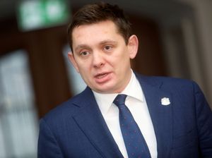 Kaimiņš piedāvā Kariņam neņemt valdībā ministru amatos jau pabijušos politiķus no «vecajām varas partijām»