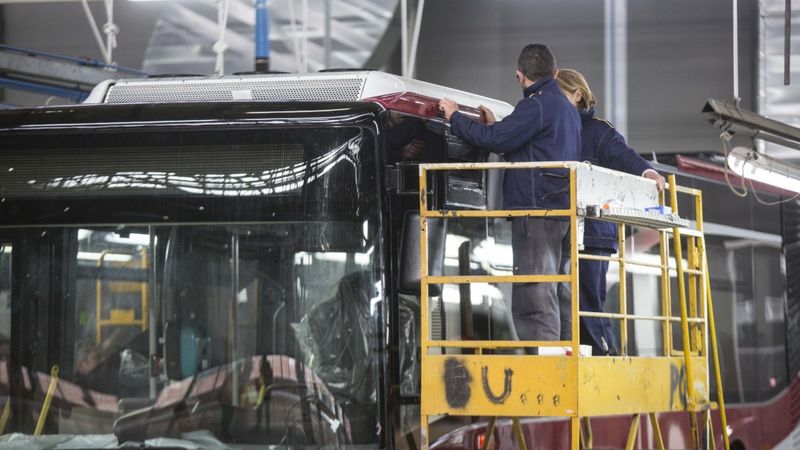 Tuvais recesijas grāvis
