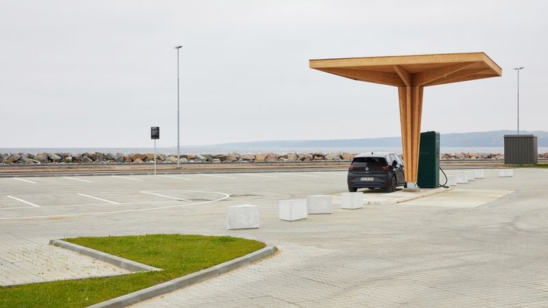 Latvijas uzņēmumi uzbūvē līmēta koka elektroauto uzlādes staciju Dānijā