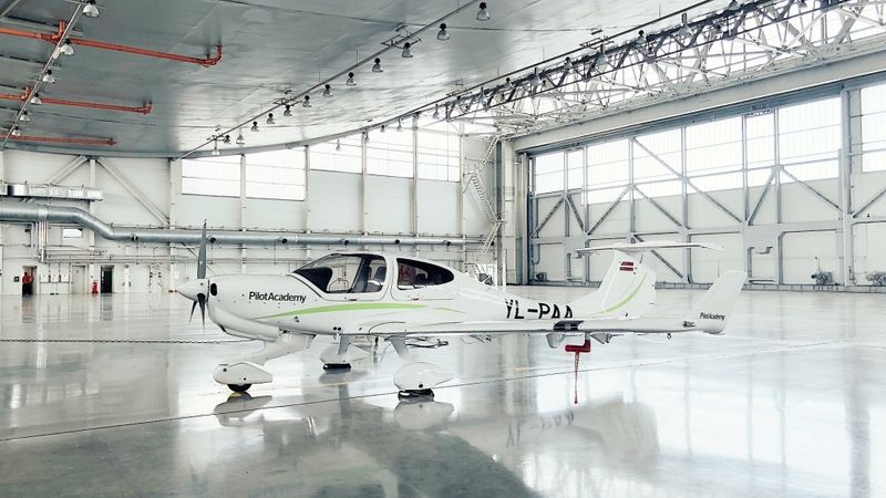 Norvik Banka izsniegusi mācību kredītus septiņiem airBaltic Pilotu akadēmijas studentiem