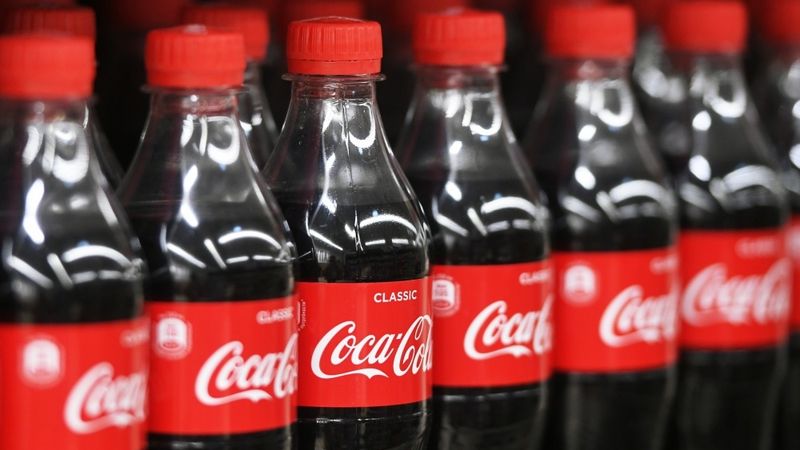 Coca-Cola HBC ierobežo saldināto dzērienu tirdzniecību vidusskolās Baltijā