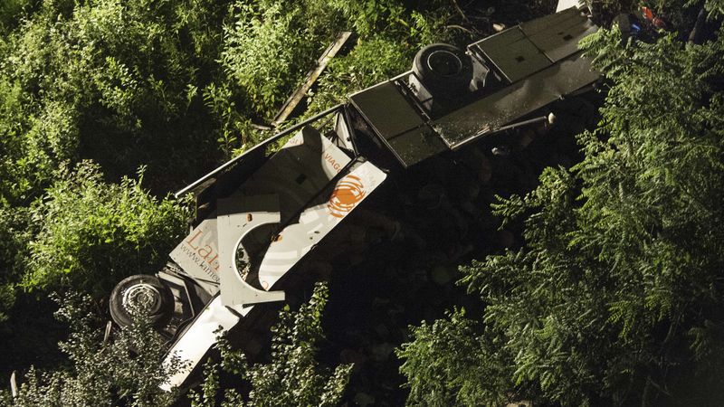 Autobusam nogāžoties no viadukta, Itālijā bojā gājuši 38 cilvēki