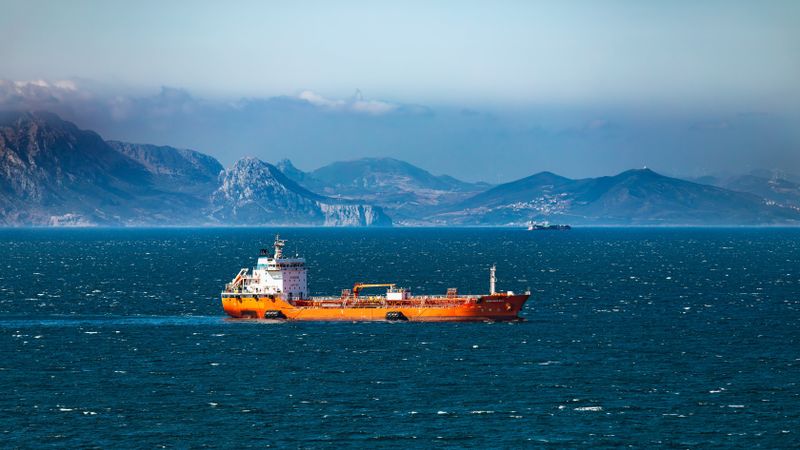 Hormuza šauruma blokādes ieilgšana varētu radīt stimulu pāriet no naftas uz citiem energoresursiem