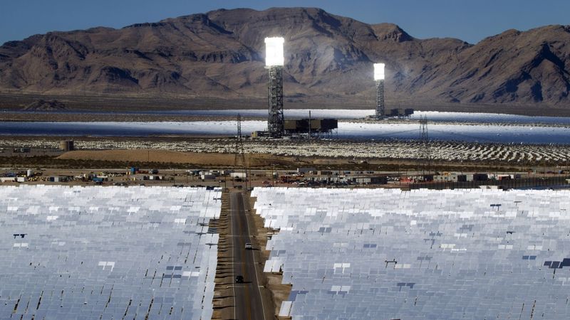 Kalifornijā atklāta pasaulē lielākā saules enerģijas stacija; apdeguši putni uztrauc vides aizstāvjus