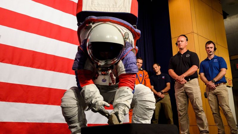 NASA demonstrē jaunu skafandru prototipus Mēness misijām