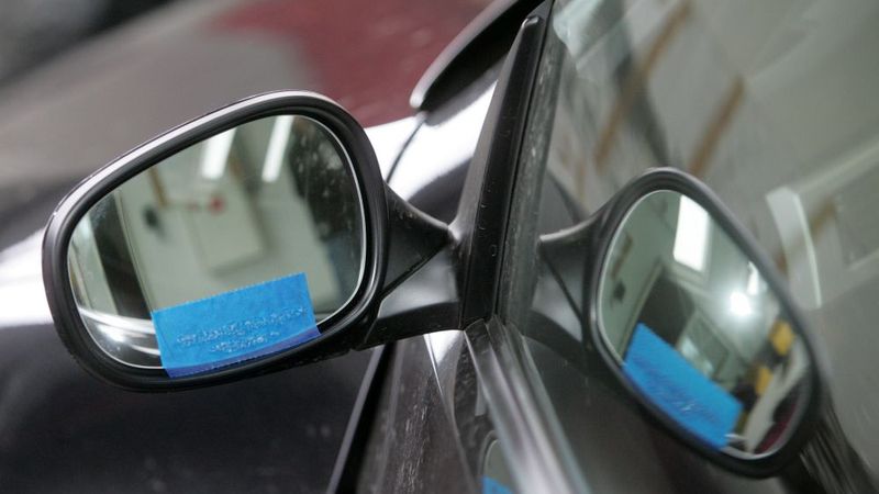 Auto spoguļus biežāk zog jaunajās daudzdzīvokļu mājās