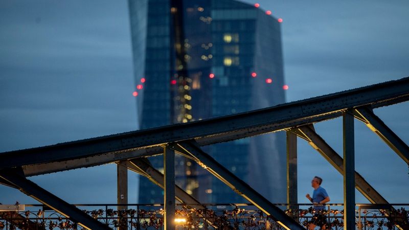 ECB samazina eirozonas ekonomikas krituma prognozi