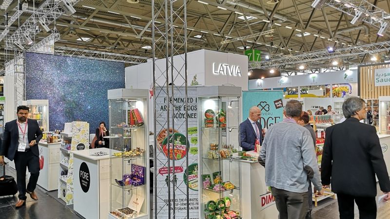 FOTO: Latvijas ražotāji savu produkciju demonstrē starptautiskā pārtikas izstādē Vācijā