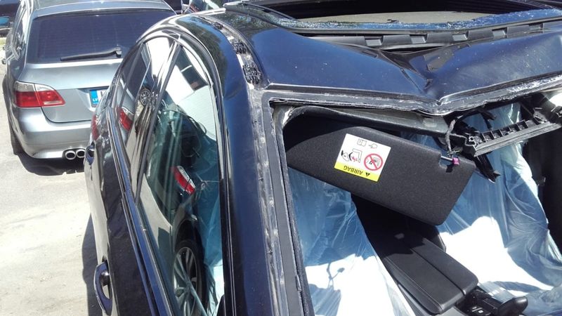 FOTO: Smagā sadursmē ar alni sadragāts 5. sērijas BMW
