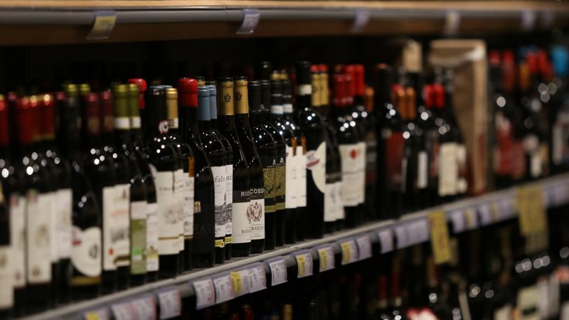 Noraida priekšlikumu par alkohola iegādāšanās vecuma palielināšanu līdz 20 gadiem