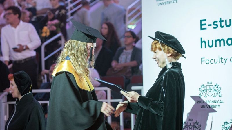 RTU absolventi saņem elektroniski parakstītus diplomu  pielikumus