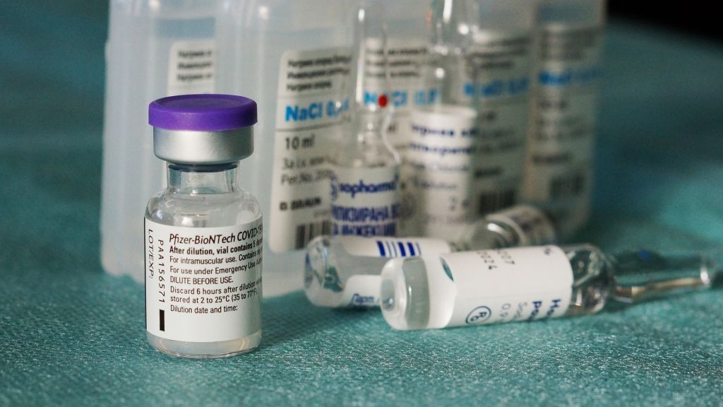 Pfizer zāles Covid-19 ārstēšanai klīniskajos izmēģinājumos uzrādījušas 89% efektivitāti