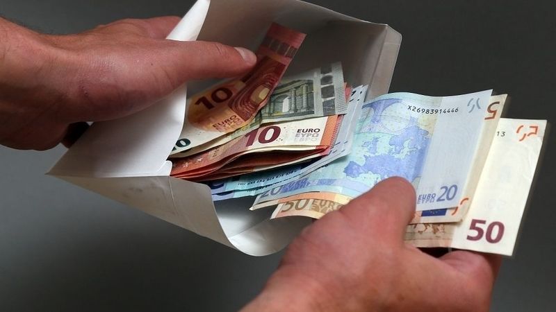 Par "aplokšņu algu" maksāšanu uzņēmējam piespriež brīvības atņemšanu