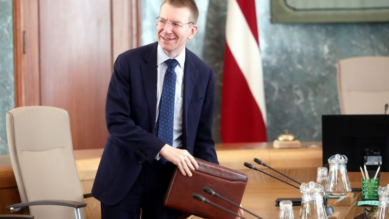 Piedāvā anulēt uzturēšanās atļaujas vai vīzas pašizolācijas režīma pārkāpējiem