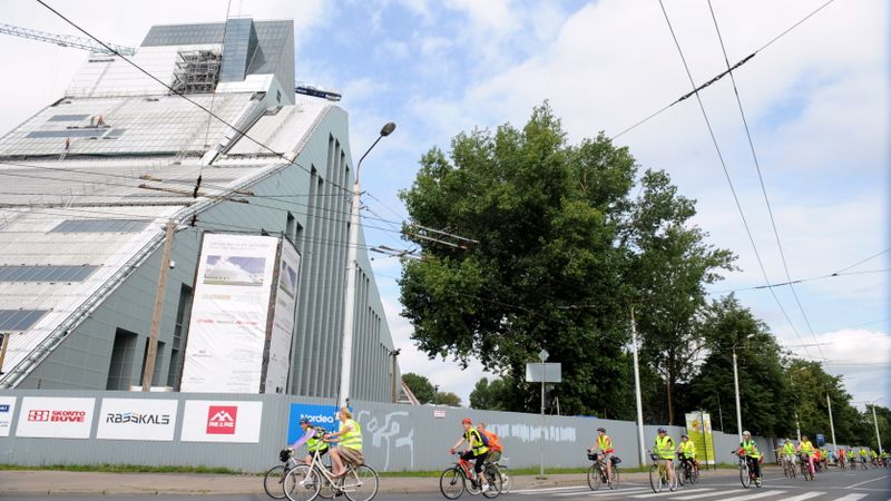 Bibliotekāru velobraucienā Rīgā pulcējušies ap simts dalībnieki